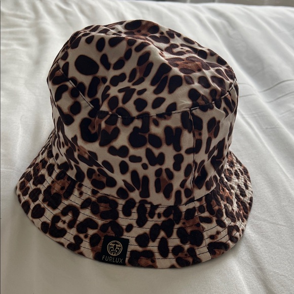 furlax Accessories - Leopard Print Bucket Hat! Reversible ! Almost brand new!